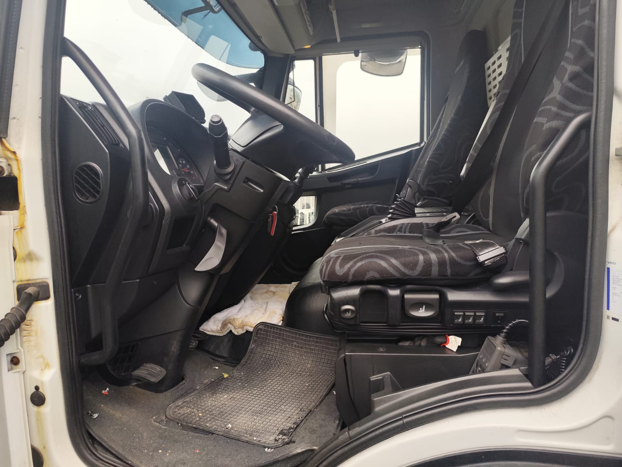 IVECO EUROCARGO 160-280 - Truk box, Truk derek: gambar 5 IVECO EUROCARGO 160-280 - Truk box, Truk derek: gambar 5