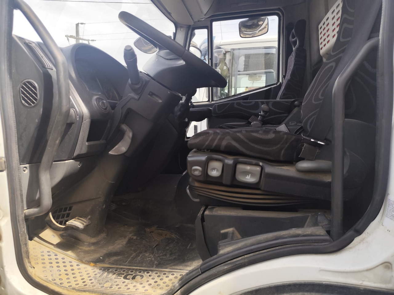 IVECO EUROCARGO 160E25K - Truk derek: gambar 5 IVECO EUROCARGO 160E25K - Truk derek: gambar 5