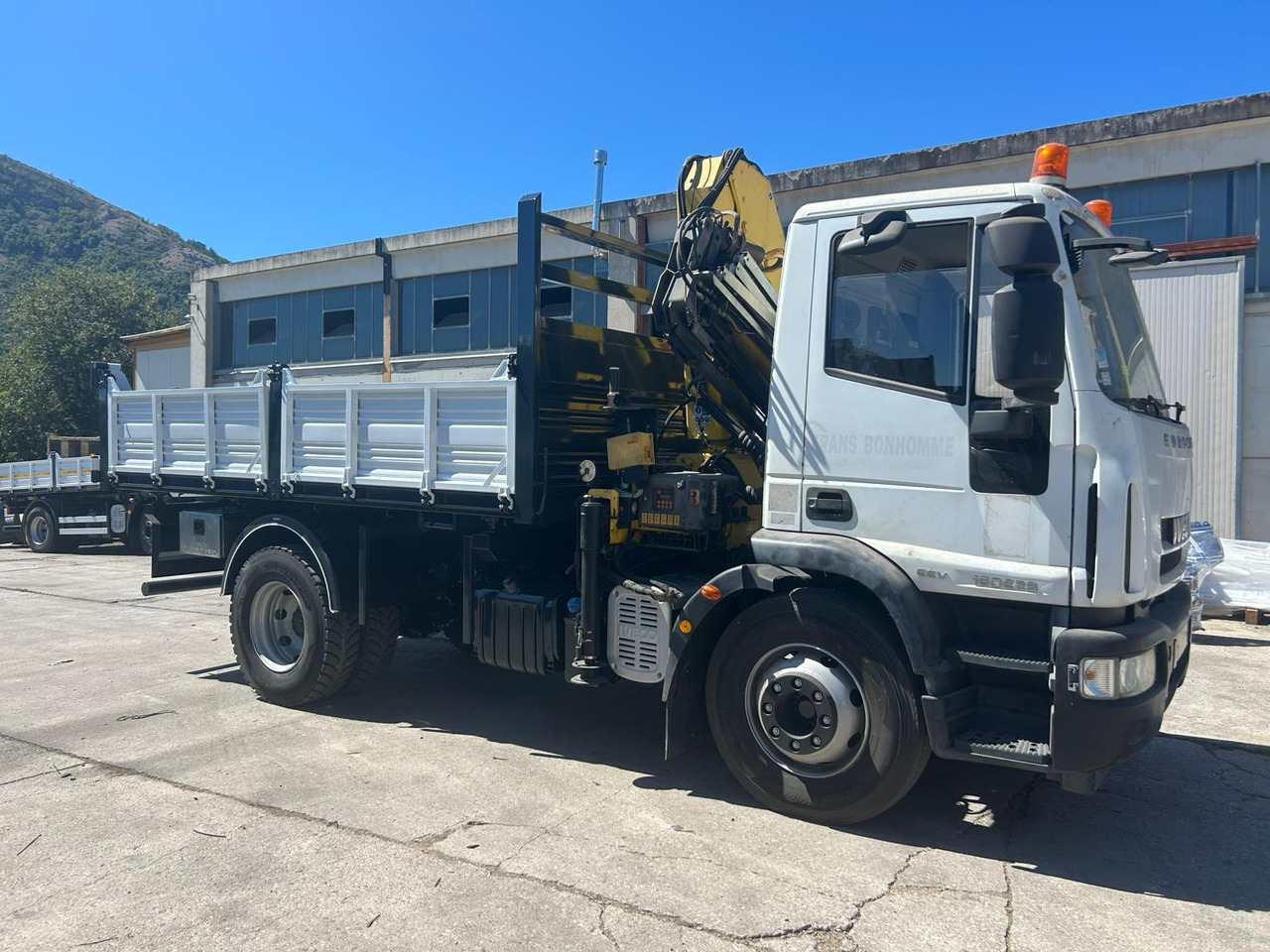 IVECO EUROCARGO 160E28 - Truk derek: gambar 2 IVECO EUROCARGO 160E28 - Truk derek: gambar 2