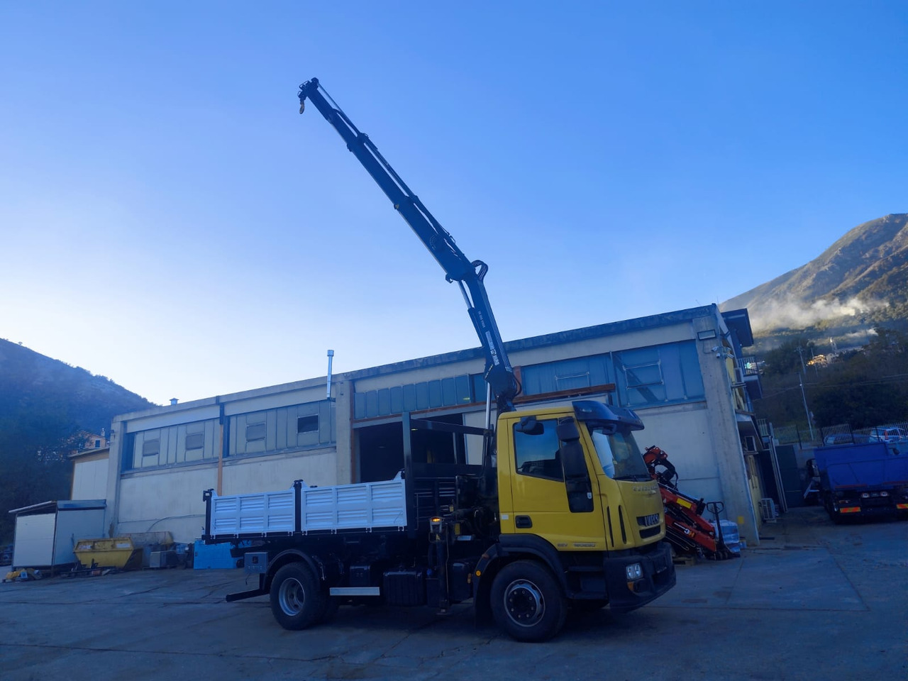 IVECO EUROCARGO 160E30 - Truk derek: gambar 2 IVECO EUROCARGO 160E30 - Truk derek: gambar 2