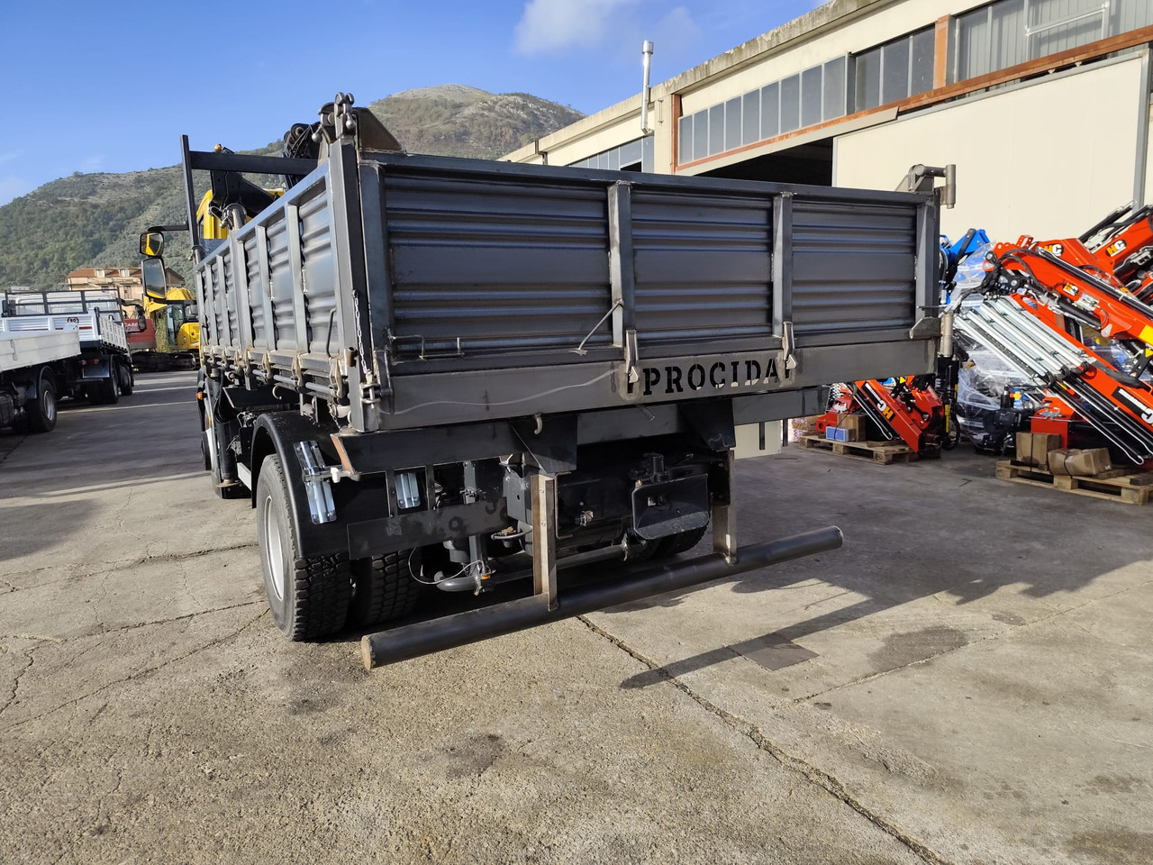 IVECO EUROCARGO 160E30 - Truk derek: gambar 2 IVECO EUROCARGO 160E30 - Truk derek: gambar 2