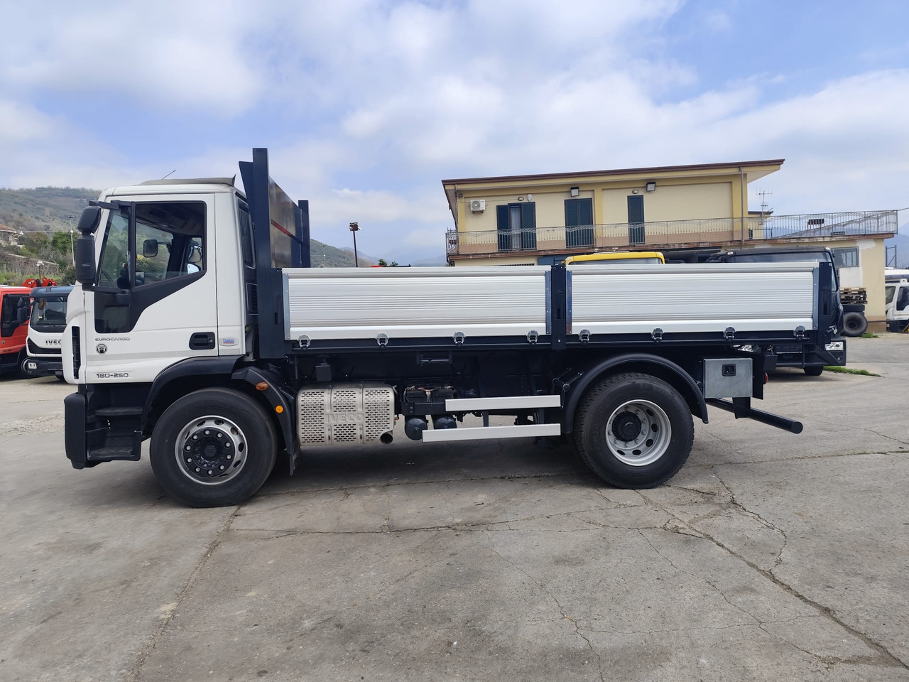 IVECO EUROCARGO 180-250 - Truk jungkit, Truk derek: gambar 3 IVECO EUROCARGO 180-250 - Truk jungkit, Truk derek: gambar 3