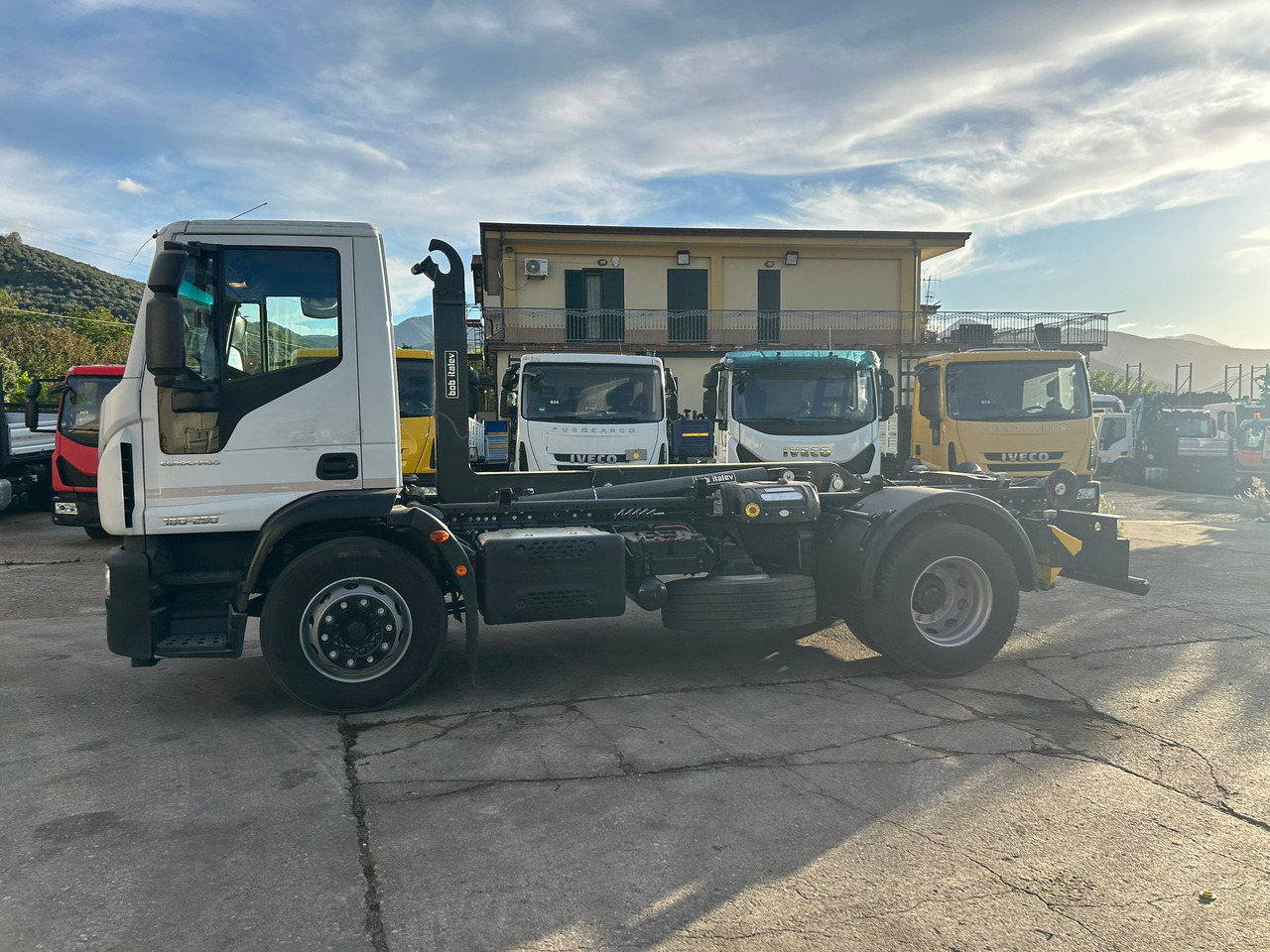 IVECO EUROCARGO 180-250 - Hook lift, Truk derek: gambar 4 IVECO EUROCARGO 180-250 - Hook lift, Truk derek: gambar 4
