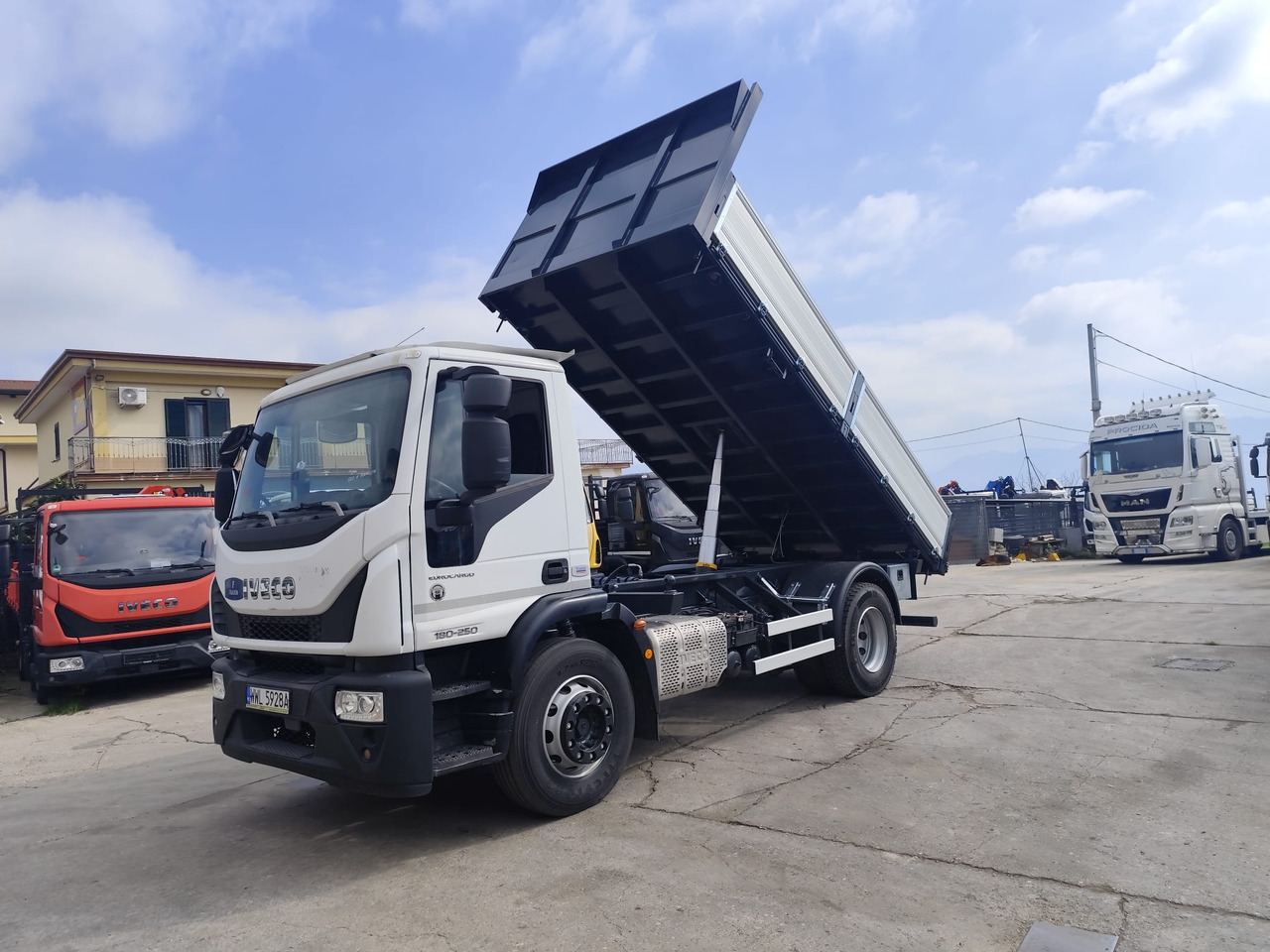 IVECO EUROCARGO 180-250 - Truk jungkit, Truk derek: gambar 1 IVECO EUROCARGO 180-250 - Truk jungkit, Truk derek: gambar 1