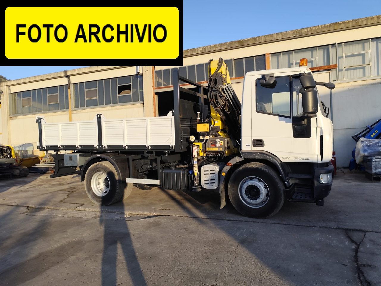 IVECO EUROCARGO 180E30 - Truk jungkit, Truk derek: gambar 3 IVECO EUROCARGO 180E30 - Truk jungkit, Truk derek: gambar 3