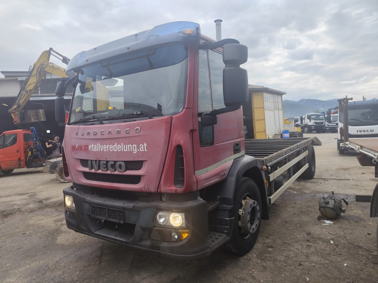 IVECO EUROCARGO 180E30 - Truk flatbed: gambar 2 IVECO EUROCARGO 180E30 - Truk flatbed: gambar 2