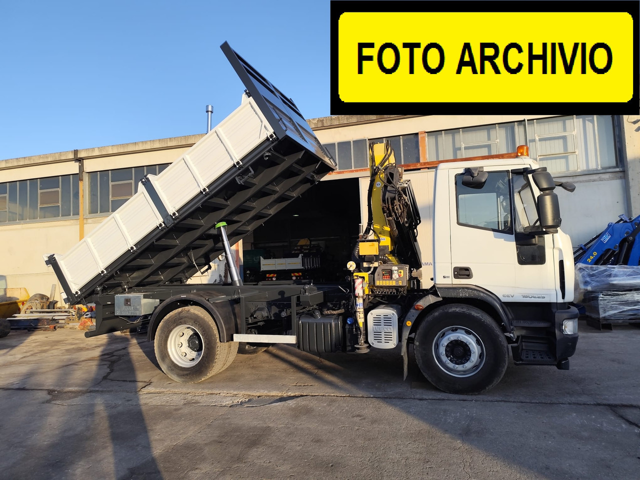 IVECO EUROCARGO 180E30 - Truk jungkit, Truk derek: gambar 4 IVECO EUROCARGO 180E30 - Truk jungkit, Truk derek: gambar 4
