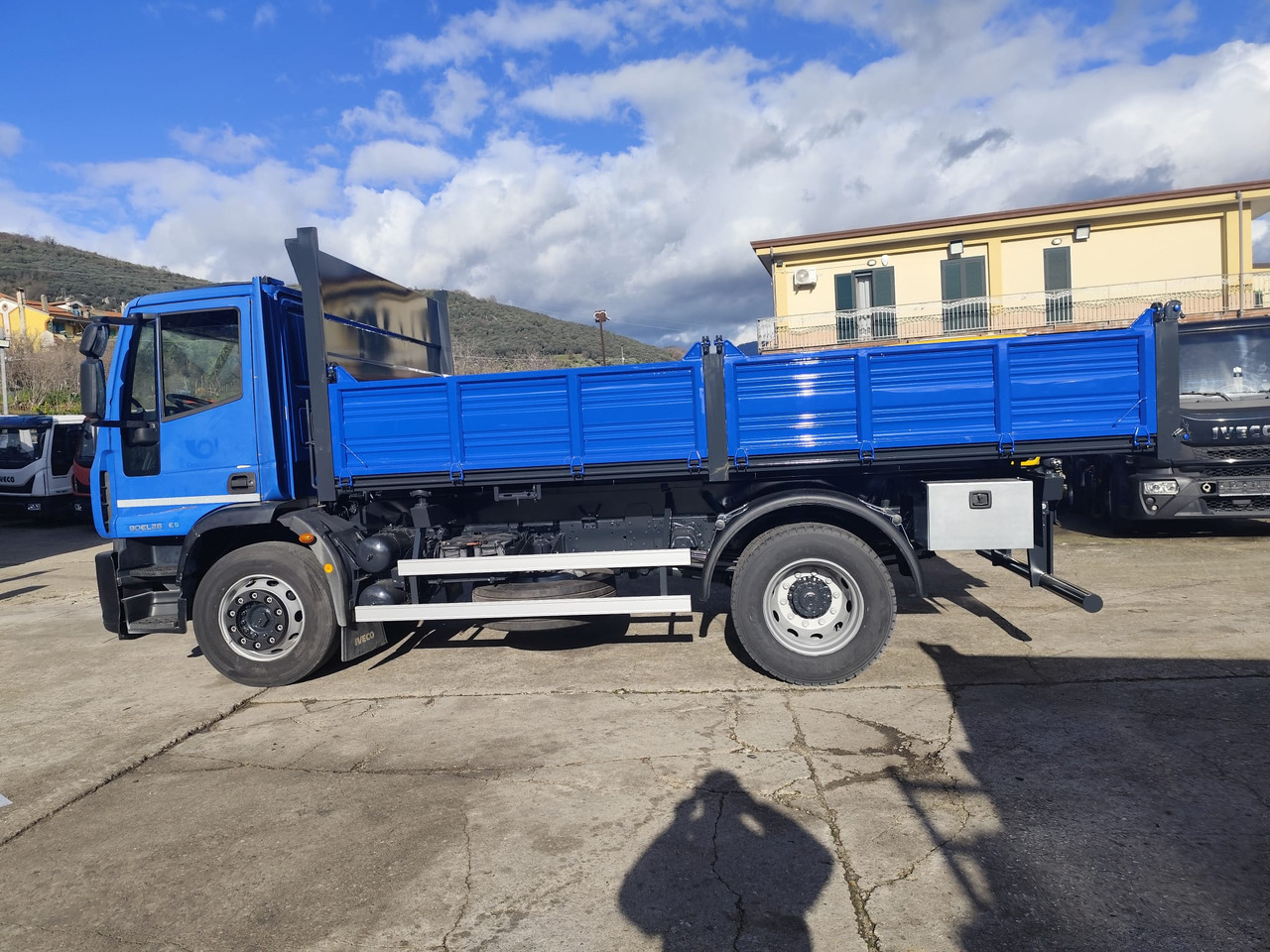 IVECO EUROCARGO 190EL28 - Truk sasis: gambar 2 IVECO EUROCARGO 190EL28 - Truk sasis: gambar 2