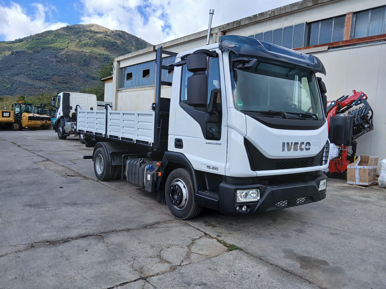 IVECO EUROCARGO 75-210 - Truk jungkit: gambar 2 IVECO EUROCARGO 75-210 - Truk jungkit: gambar 2
