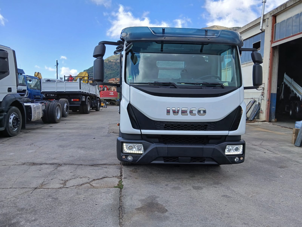 IVECO EUROCARGO 75-210 - Truk jungkit: gambar 4 IVECO EUROCARGO 75-210 - Truk jungkit: gambar 4