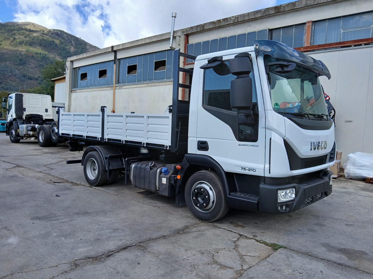 IVECO EUROCARGO 75-210 - Truk jungkit: gambar 1 IVECO EUROCARGO 75-210 - Truk jungkit: gambar 1