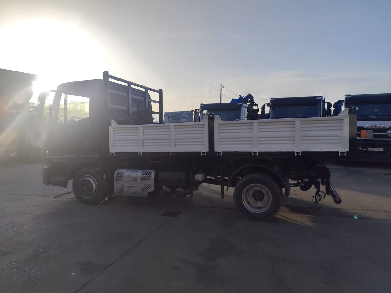 IVECO EUROCARGO 75E16 - Truk jungkit: gambar 4 IVECO EUROCARGO 75E16 - Truk jungkit: gambar 4