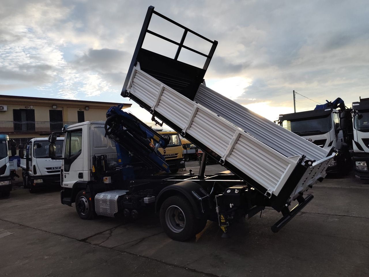 IVECO EUROCARGO 80-210 - Truk derek, Truk jungkit: gambar 3 IVECO EUROCARGO 80-210 - Truk derek, Truk jungkit: gambar 3