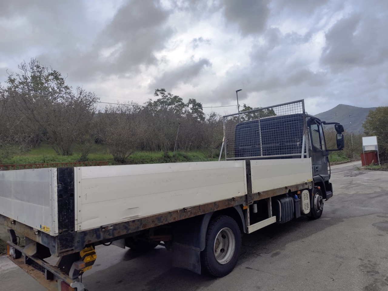 IVECO EUROCARGO 80E18 - Truk flatbed, Truk jungkit: gambar 2 IVECO EUROCARGO 80E18 - Truk flatbed, Truk jungkit: gambar 2