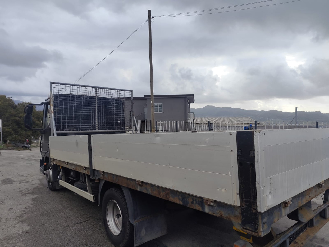 IVECO EUROCARGO 80E18 - Truk flatbed, Truk jungkit: gambar 3 IVECO EUROCARGO 80E18 - Truk flatbed, Truk jungkit: gambar 3