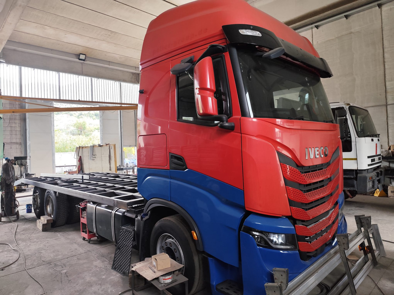 IVECO S-WAY AS260S48 Y - Truk flatbed: gambar 1 IVECO S-WAY AS260S48 Y - Truk flatbed: gambar 1