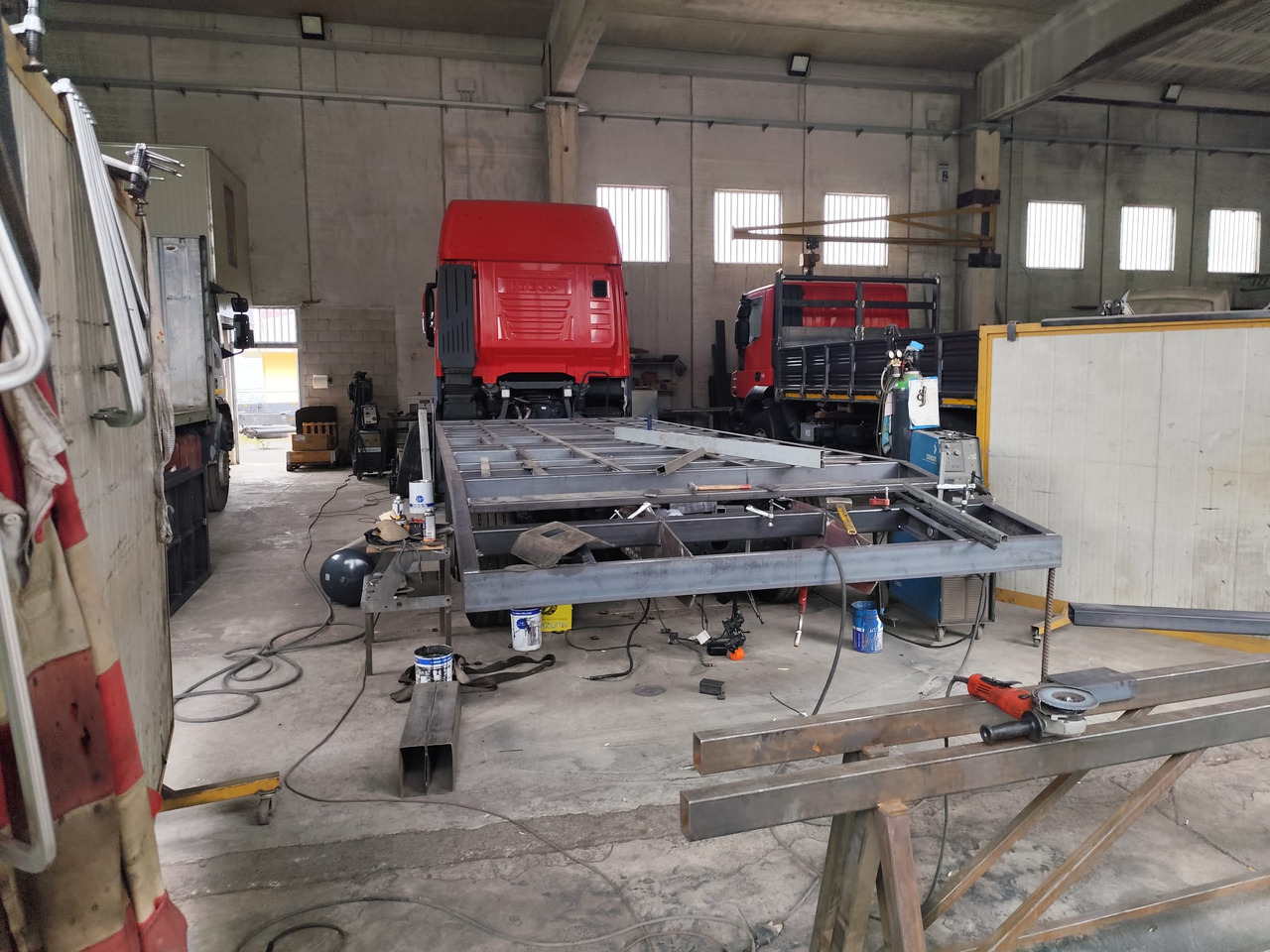 IVECO S-WAY AS260S48 Y - Truk flatbed: gambar 2 IVECO S-WAY AS260S48 Y - Truk flatbed: gambar 2