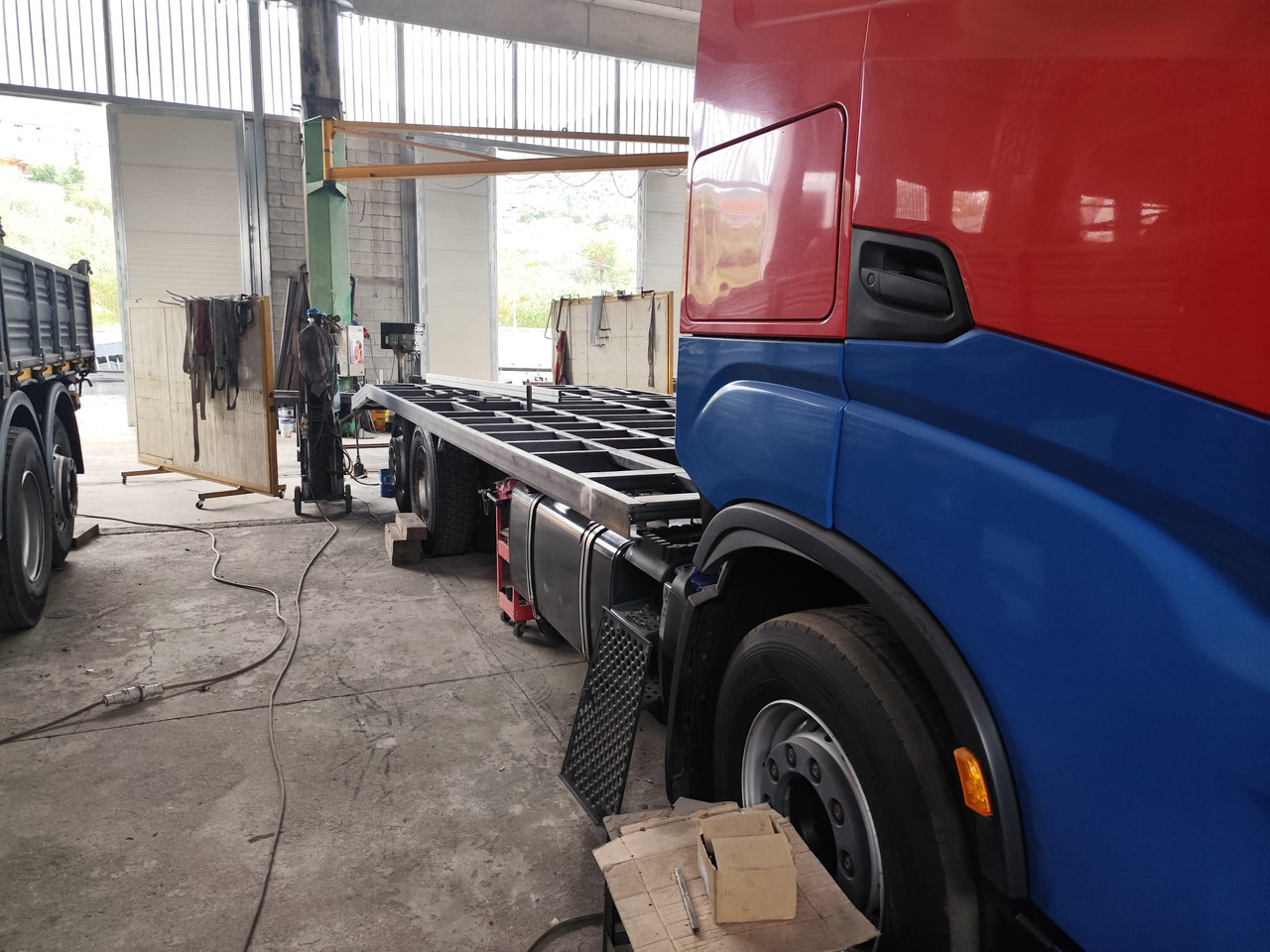 IVECO S-WAY AS260S48 Y - Truk flatbed: gambar 4 IVECO S-WAY AS260S48 Y - Truk flatbed: gambar 4