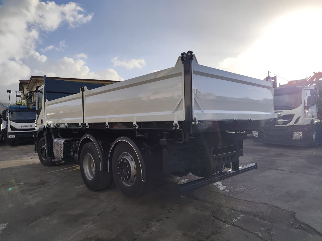 IVECO STRALIS AD 260S31 - Truk jungkit: gambar 4 IVECO STRALIS AD 260S31 - Truk jungkit: gambar 4