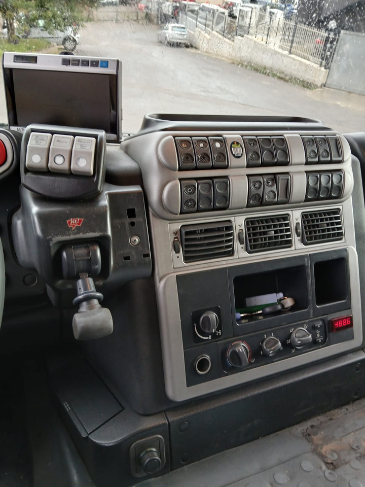 IVECO STRALIS AD 260S31 - Truk sasis: gambar 3 IVECO STRALIS AD 260S31 - Truk sasis: gambar 3