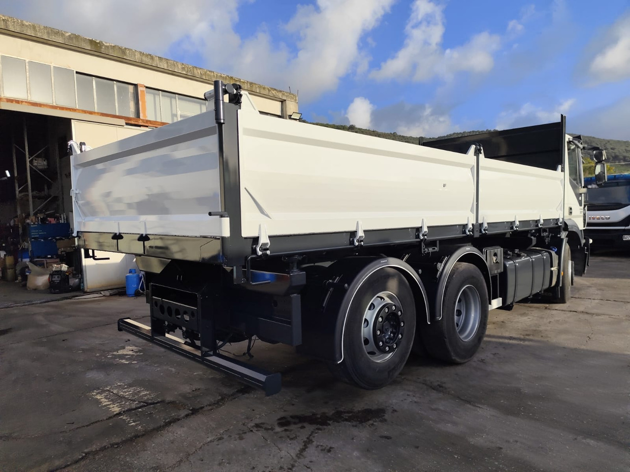 IVECO STRALIS AD 260S31 - Truk jungkit: gambar 5 IVECO STRALIS AD 260S31 - Truk jungkit: gambar 5