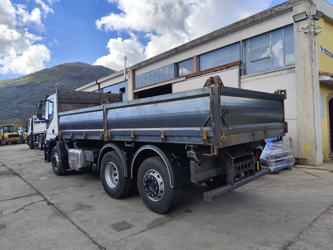 IVECO STRALIS AD 260S31 XP - Truk jungkit: gambar 4 IVECO STRALIS AD 260S31 XP - Truk jungkit: gambar 4