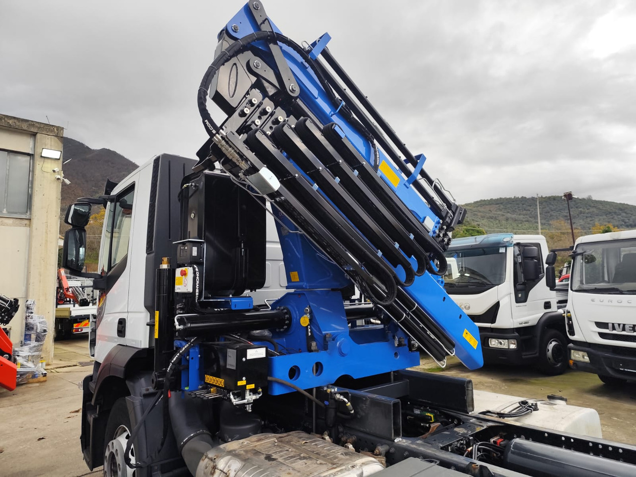 IVECO STRALIS AD 260S31 Y/P - Truk jungkit, Truk derek: gambar 4 IVECO STRALIS AD 260S31 Y/P - Truk jungkit, Truk derek: gambar 4