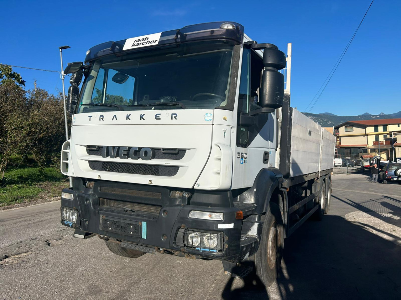 IVECO TRAKKER 260T36 - Truk flatbed: gambar 1 IVECO TRAKKER 260T36 - Truk flatbed: gambar 1