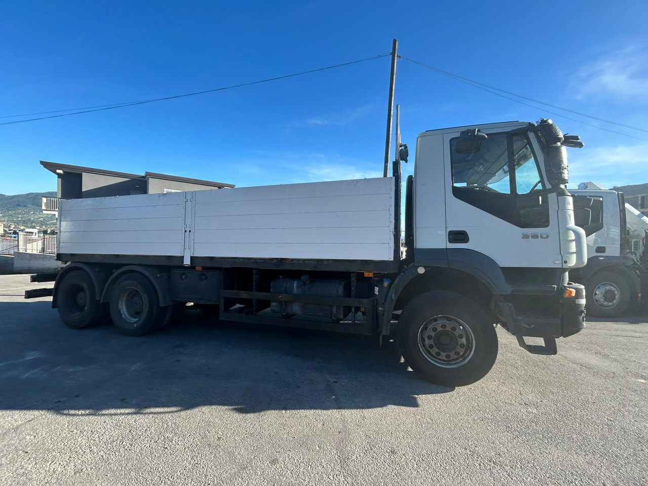 IVECO TRAKKER 260T36 - Truk flatbed: gambar 5 IVECO TRAKKER 260T36 - Truk flatbed: gambar 5