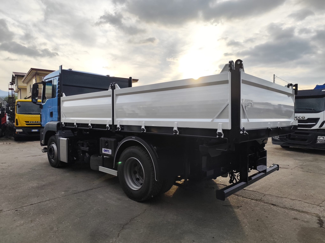 MAN TGS 18.360 - Truk jungkit: gambar 3 MAN TGS 18.360 - Truk jungkit: gambar 3