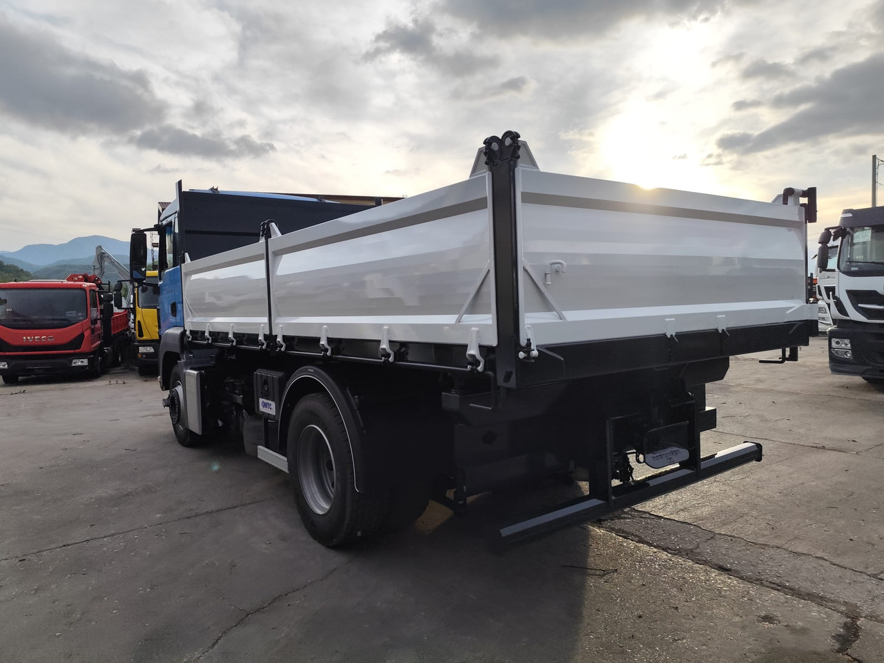 MAN TGS 18.360 - Truk jungkit: gambar 4 MAN TGS 18.360 - Truk jungkit: gambar 4