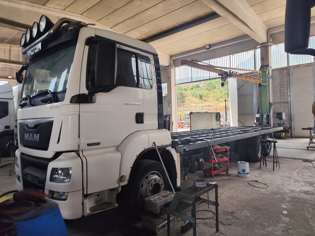 MAN TGS 26.360 - Truk flatbed: gambar 1 MAN TGS 26.360 - Truk flatbed: gambar 1