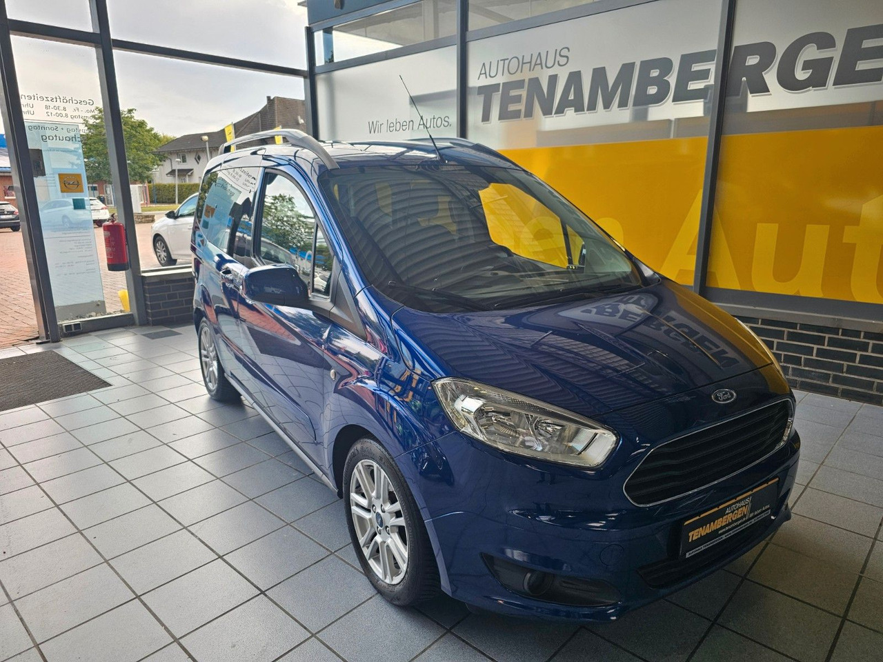 Ford Tourneo Courier Titanium behzb. Windschutzschei - Van penumpang: gambar 2 Ford Tourneo Courier Titanium behzb. Windschutzschei - Van penumpang: gambar 2