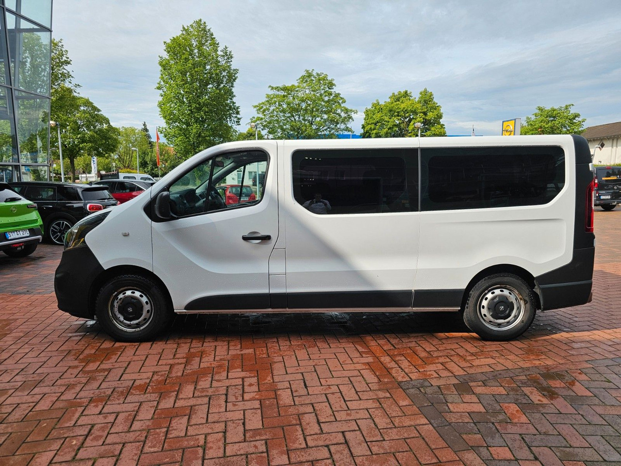 Opel Vivaro B Combi Bus L2H1 2,9t AHK - Van penumpang: gambar 2 Opel Vivaro B Combi Bus L2H1 2,9t AHK - Van penumpang: gambar 2