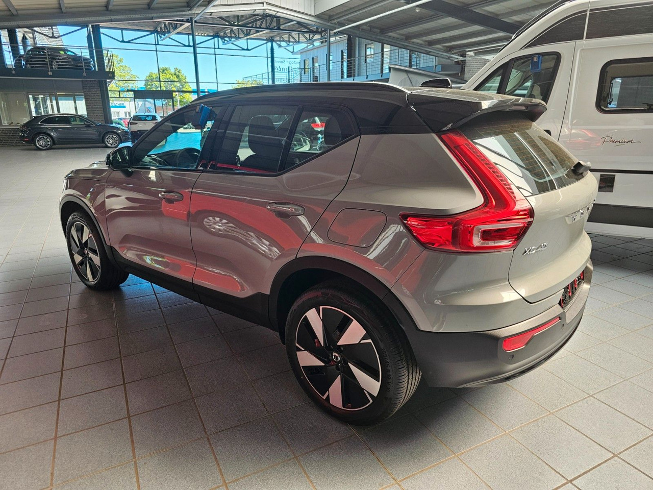 Volvo XC 40 Plus Recharge Pure Electric 2WD - Mobil SUV: gambar 2 Volvo XC 40 Plus Recharge Pure Electric 2WD - Mobil SUV: gambar 2