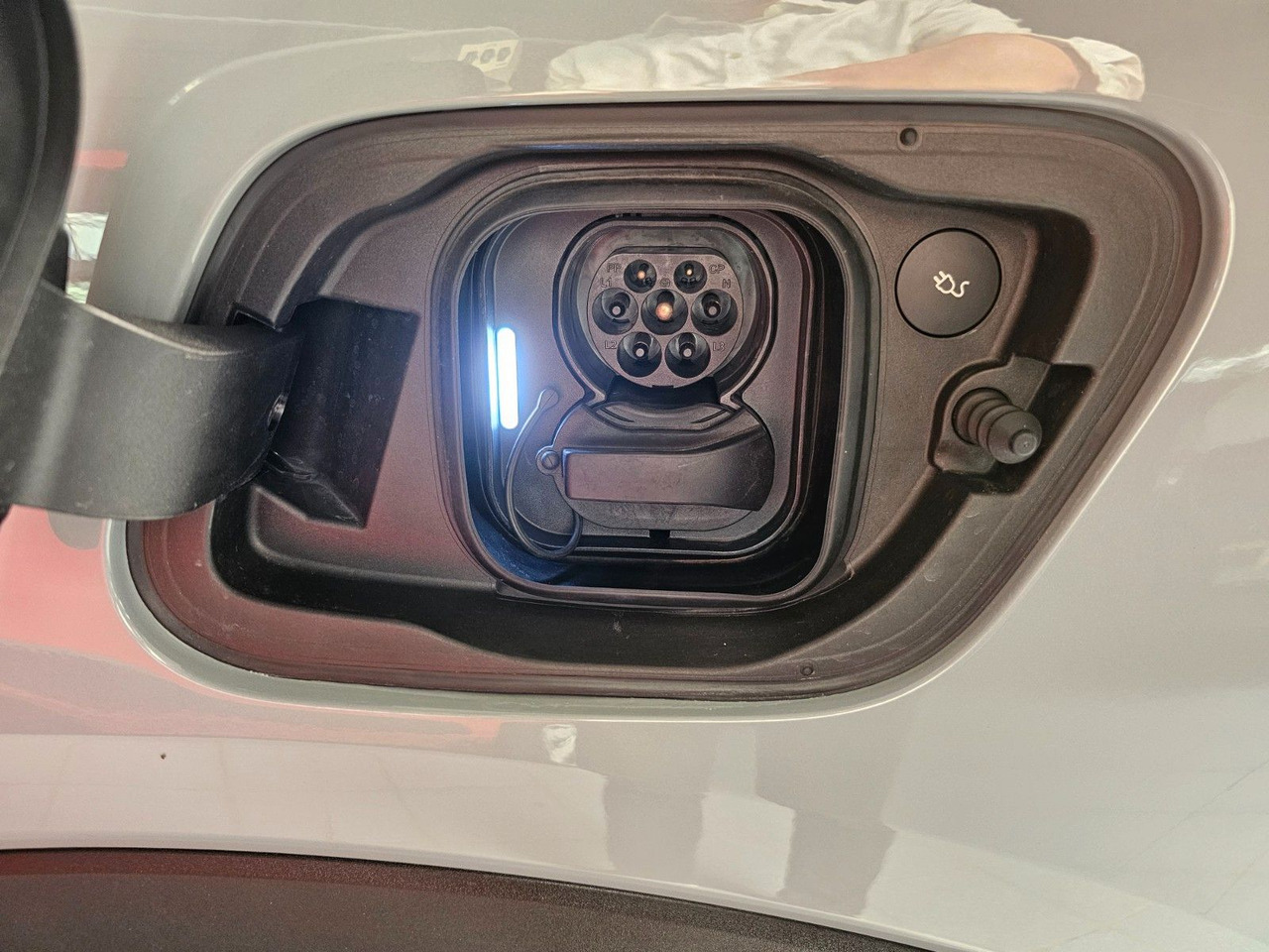 Volvo XC 40 Plus Recharge Pure Electric 2WD - Mobil SUV: gambar 5 Volvo XC 40 Plus Recharge Pure Electric 2WD - Mobil SUV: gambar 5