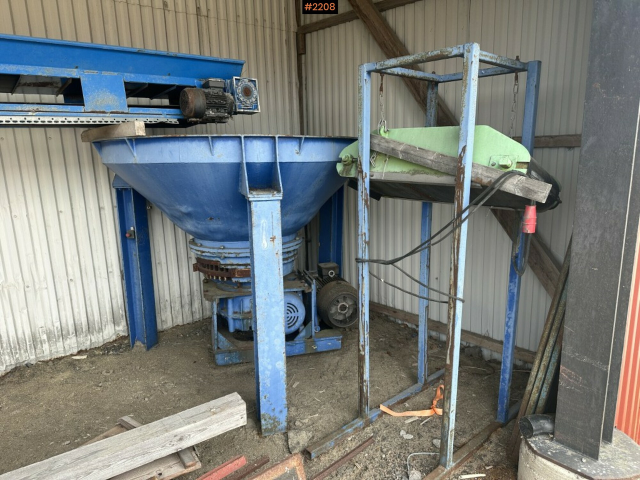Wood grinder with conveyor and magnet - Mesin kehutanan: gambar 1 Wood grinder with conveyor and magnet - Mesin kehutanan: gambar 1