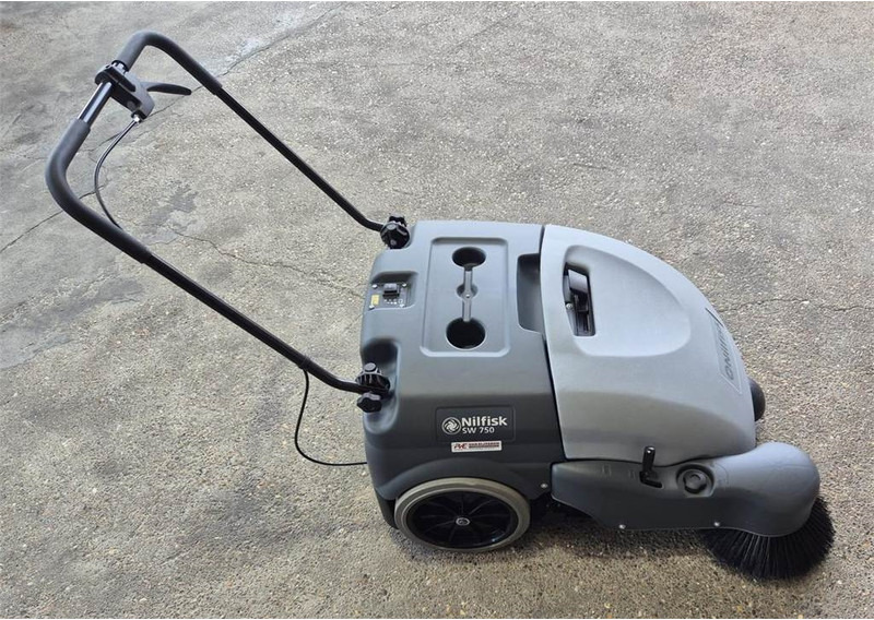Nilfisk SW 750 - Penyapu jalan: gambar 1 Nilfisk SW 750 - Penyapu jalan: gambar 1