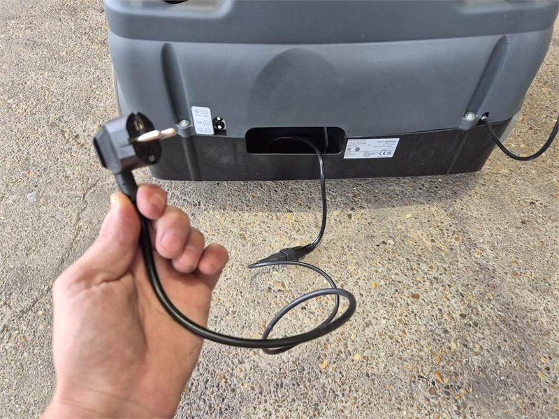 Nilfisk SW 750 - Penyapu jalan: gambar 5 Nilfisk SW 750 - Penyapu jalan: gambar 5