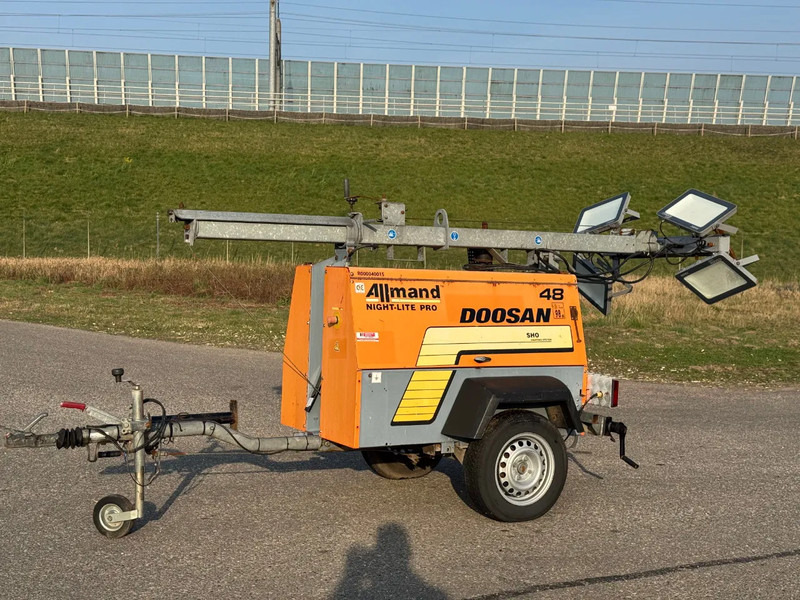 Doosan Allmand Night-Light Pro mobiele lichtmast LED - Menara penerangan: gambar 2 Doosan Allmand Night-Light Pro mobiele lichtmast LED - Menara penerangan: gambar 2