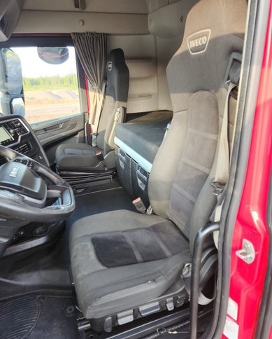 Truk sasis Iveco S-Way 6x2 LNG: gambar 18