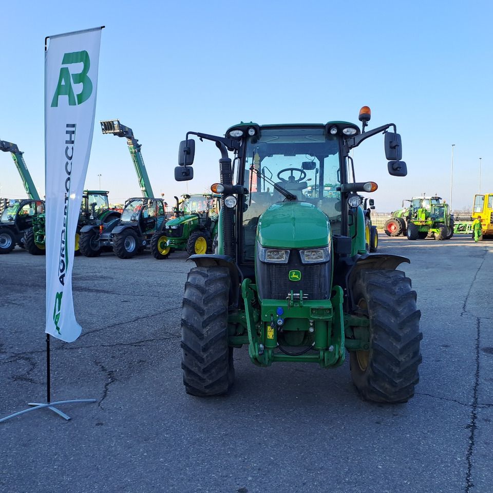 JOHN DEERE 5125R - Traktor: gambar 3 JOHN DEERE 5125R - Traktor: gambar 3