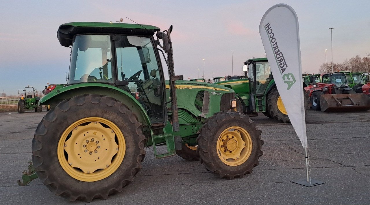 JOHN DEERE 5820 - Traktor: gambar 2 JOHN DEERE 5820 - Traktor: gambar 2