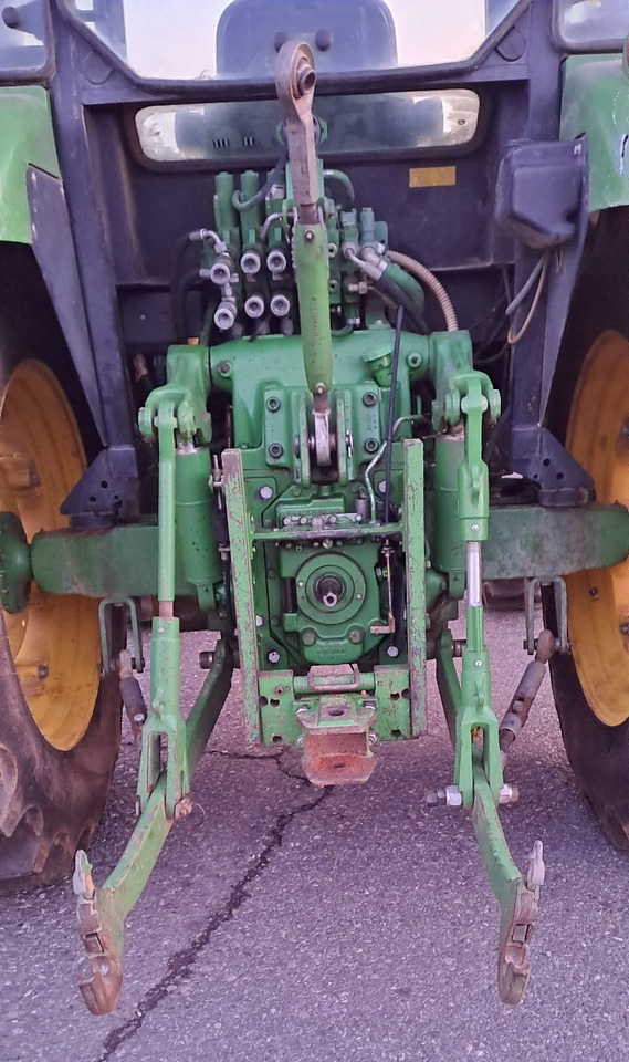 JOHN DEERE 5820 - Traktor: gambar 5 JOHN DEERE 5820 - Traktor: gambar 5