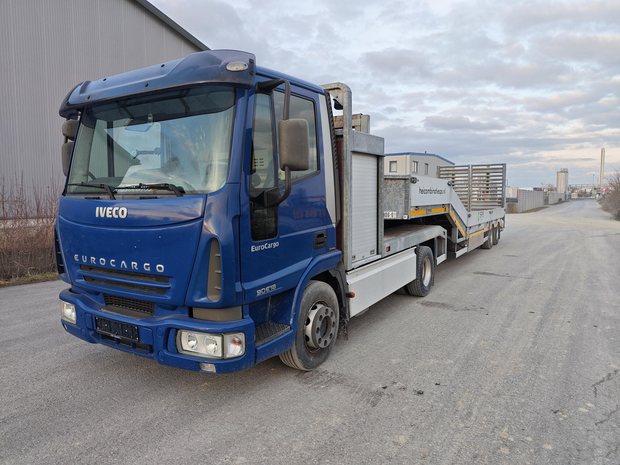 VELDHUIZEN P38-2 & Iveco Eurocargo 90E18 - Semi-trailer low bed: gambar 1 VELDHUIZEN P38-2 & Iveco Eurocargo 90E18 - Semi-trailer low bed: gambar 1