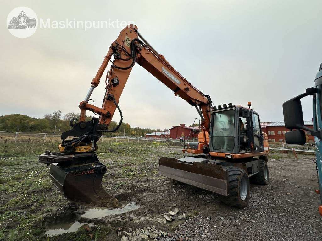 Doosan DX 140 W med vagn och redskap - Ekskavator roda: gambar 1 Doosan DX 140 W med vagn och redskap - Ekskavator roda: gambar 1