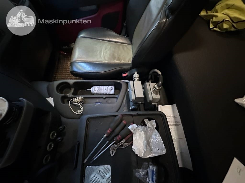 Pengangkut kontainer/ Container truck Volvo FM 460 LAXO TMA: gambar 28