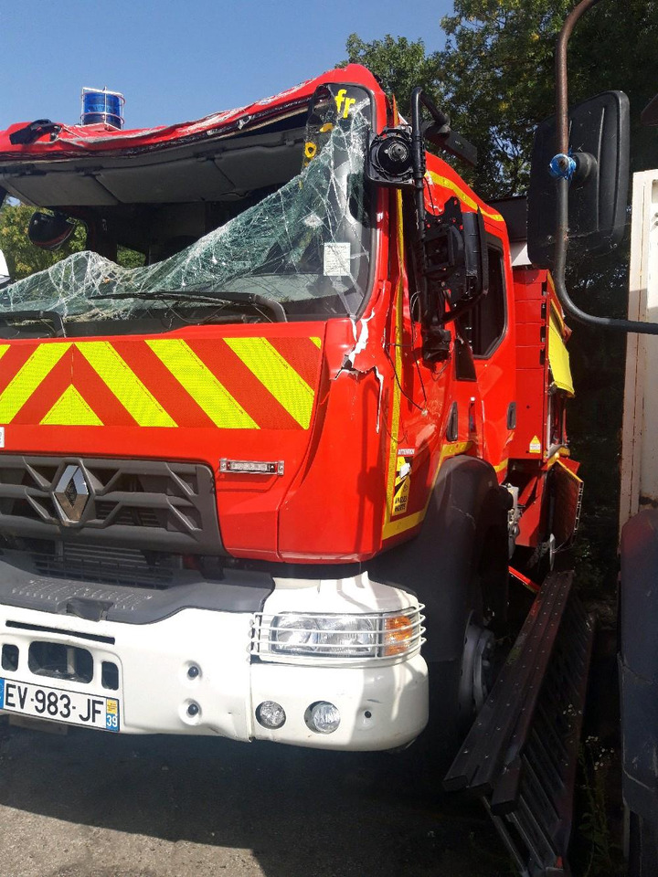RENAULT D 4X4 TOUT-TERRAIN INCENDIE - Truk pemadam kebakaran: gambar 1 RENAULT D 4X4 TOUT-TERRAIN INCENDIE - Truk pemadam kebakaran: gambar 1