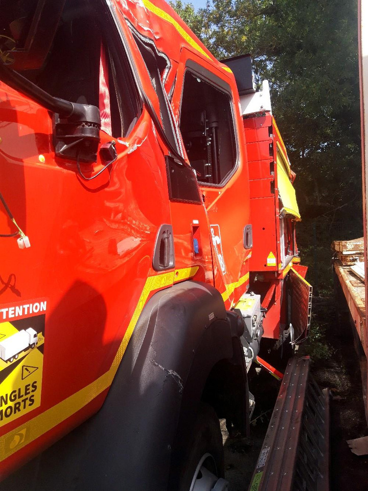 RENAULT D 4X4 TOUT-TERRAIN INCENDIE - Truk pemadam kebakaran: gambar 3 RENAULT D 4X4 TOUT-TERRAIN INCENDIE - Truk pemadam kebakaran: gambar 3