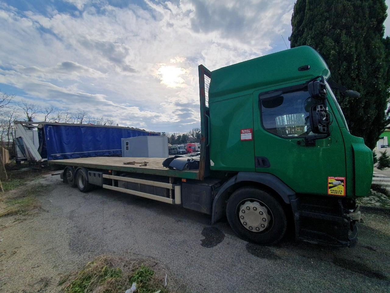 RENAULT D WIDE PLATEAU - Truk flatbed: gambar 3 RENAULT D WIDE PLATEAU - Truk flatbed: gambar 3